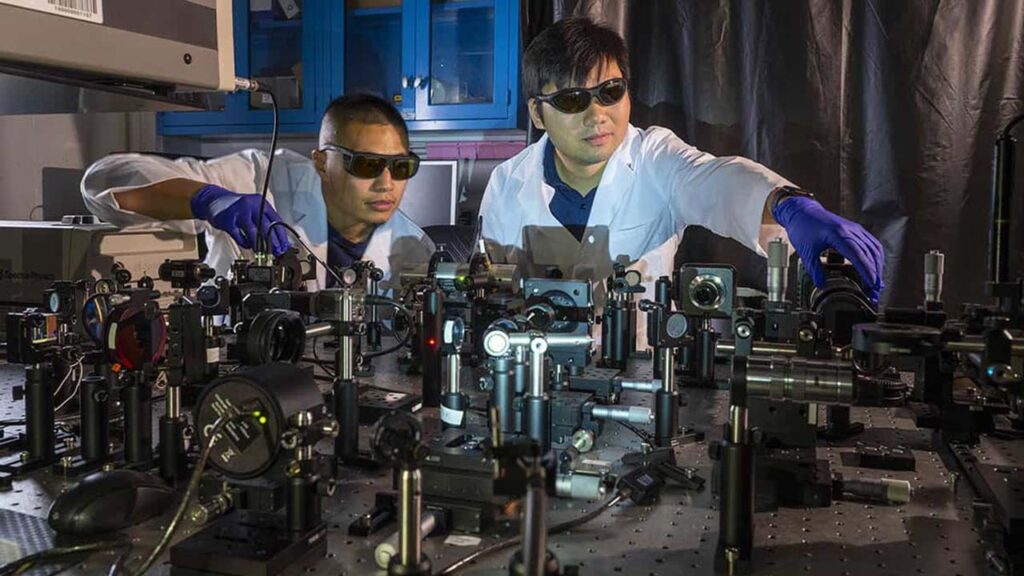 Professor Tengfei Luo works in his lab with graduate student Qiushi Zhang.